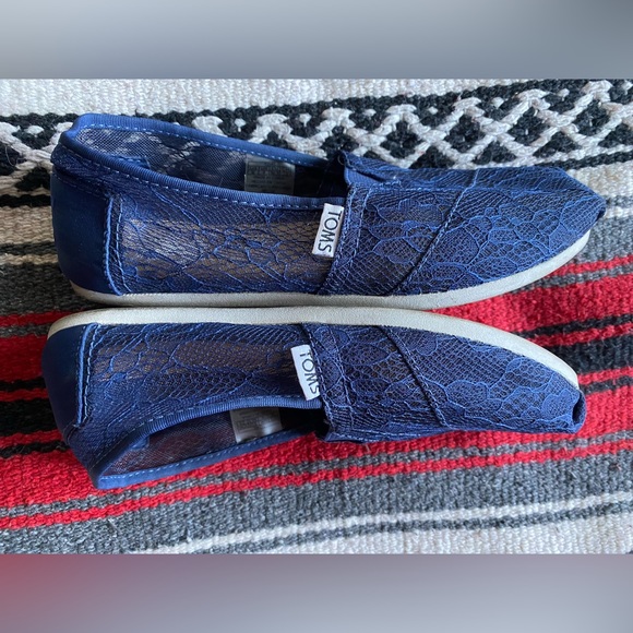 Blue Lace Toms Slip on Shoes! Like New. Size 6! - Picture 5 of 6